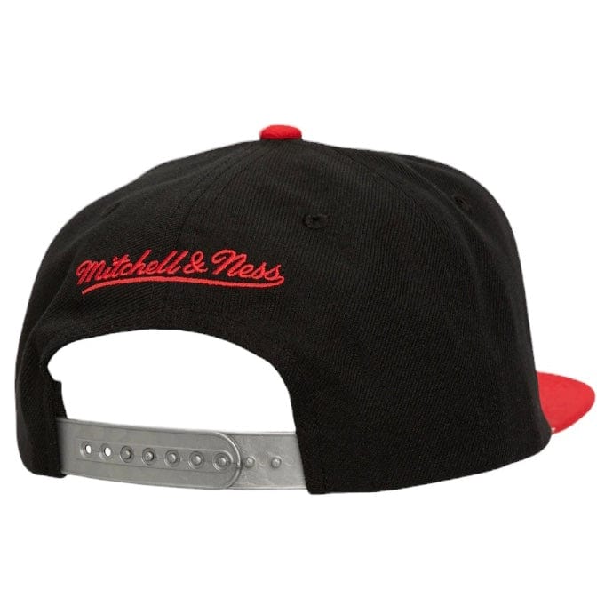 Mitchell & Ness Chicago Bulls Finals Champions Flipside Snapback (Black/Red) - Image 2
